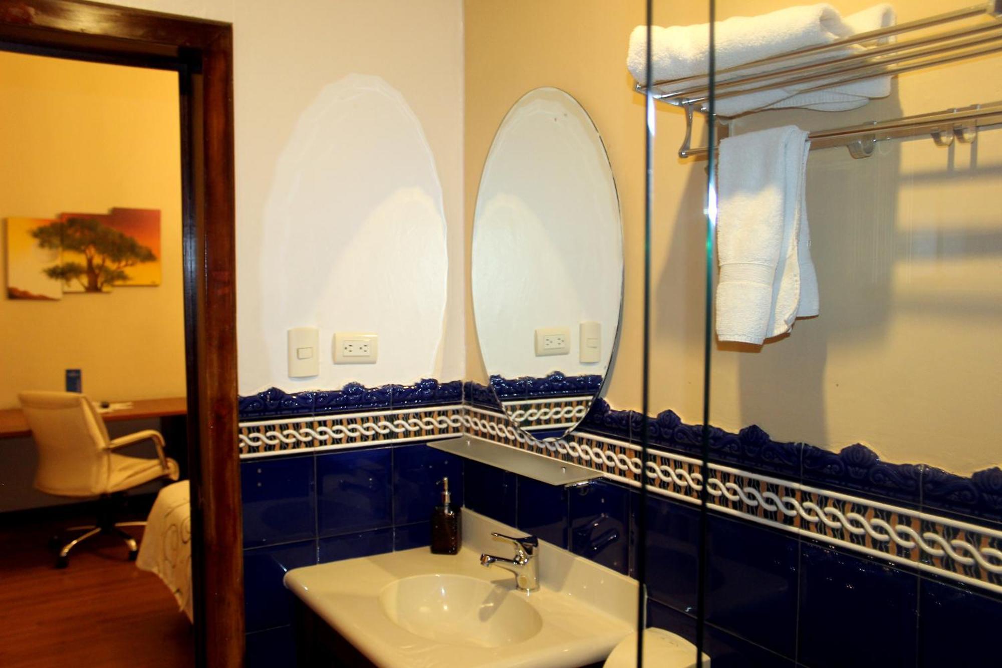 Hotel La Casona กูเอ็งกา ภายนอก รูปภาพ